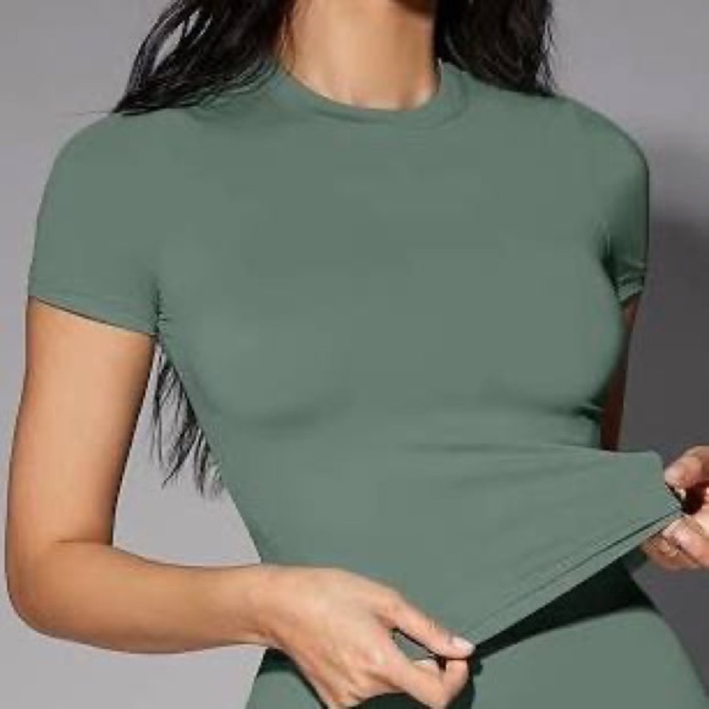 Solid fitted tee